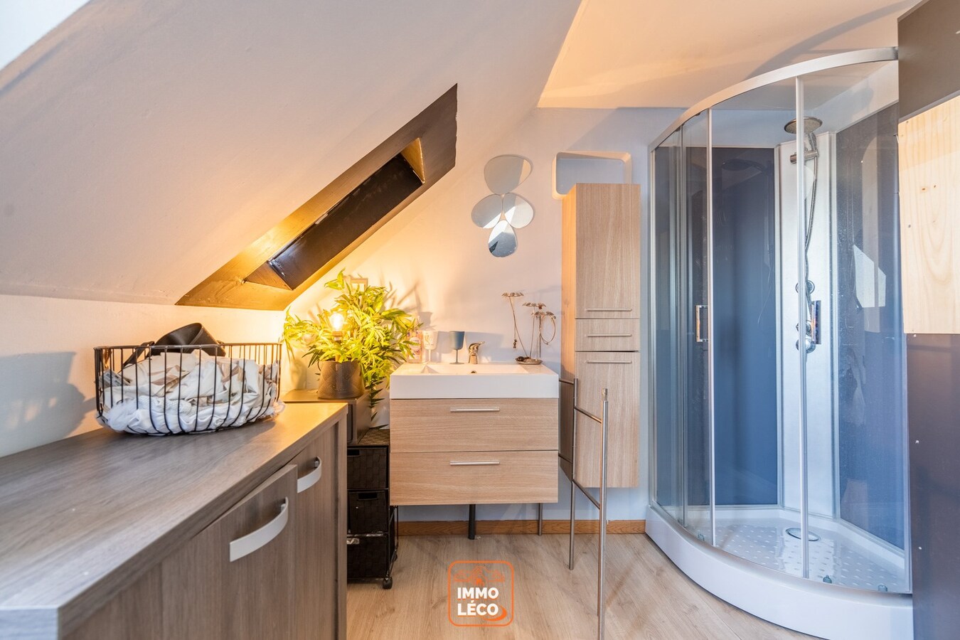 Superbe maison rénovée  3 façades avec passage latéral, 3 chambres, 2 salles de bains, jardin, COUP DE CŒUR !! 