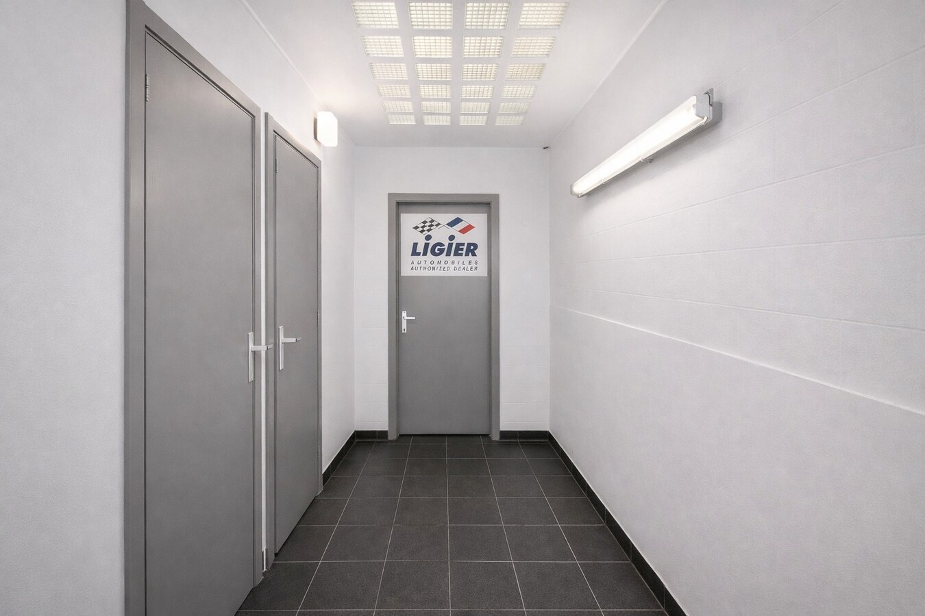 Te koop in Sint-Niklaas: uitzonderlijk handelshuis met woonst en duplex appartement, met optionele garageboxen en sterk opbrengstpotentieel 
