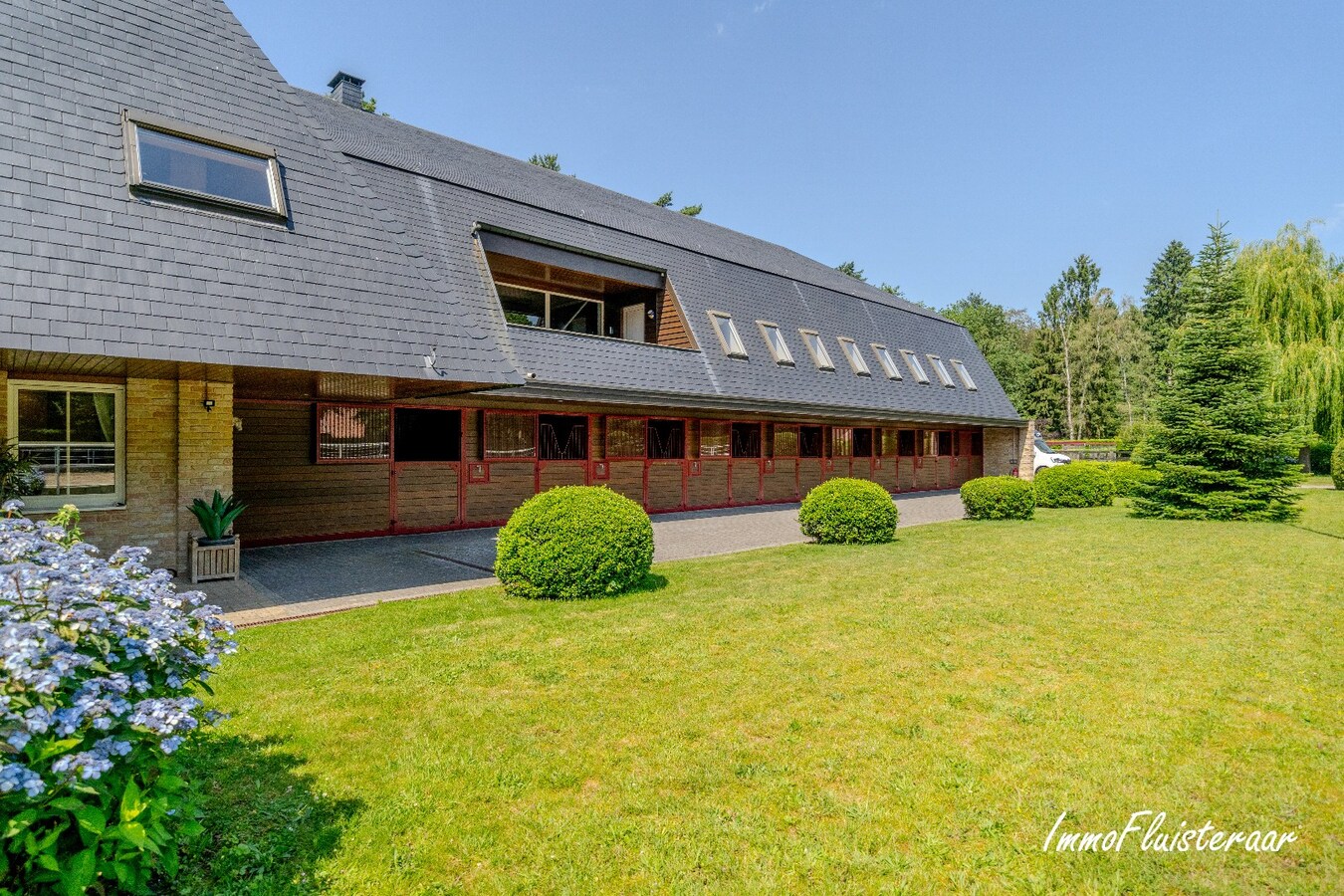 Exclusief eigendom met twee volwaardige, zelfstandige villa-woningen, een conciërgeverblijf en luxueuze paardenfaciliteiten op ruim 2 ha te Brasschaat 