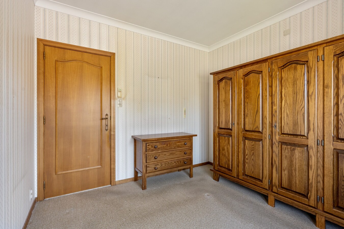 Gelijkvloerse gezinswoning op een ruim perceel van 9a51ca op een rustige locatie met uitzicht op achterliggende weilanden! 