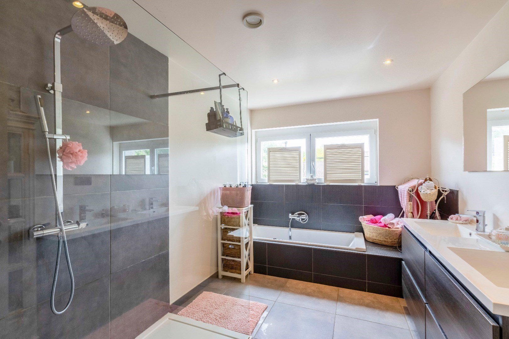 Ruime woning (369m²) met 4 slp. en in te vullen praktijk (onderaan) 