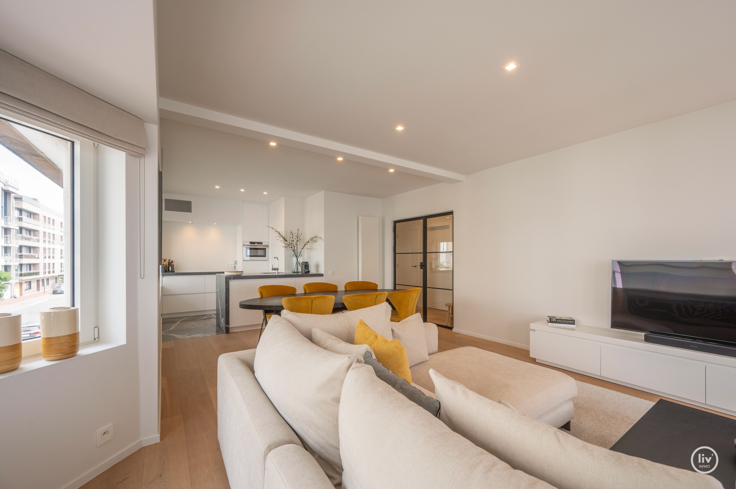 Recent gerenoveerd hoekappartement in een villaresidentie op enkele passen van de zee 
