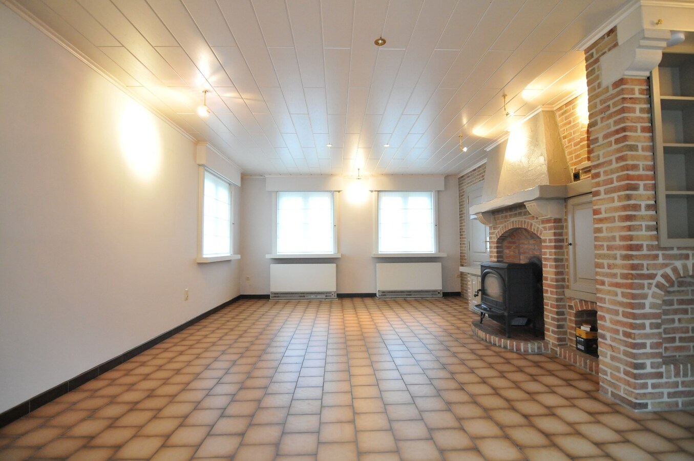 RUIME WONING MET TUIN EN GARAGE 