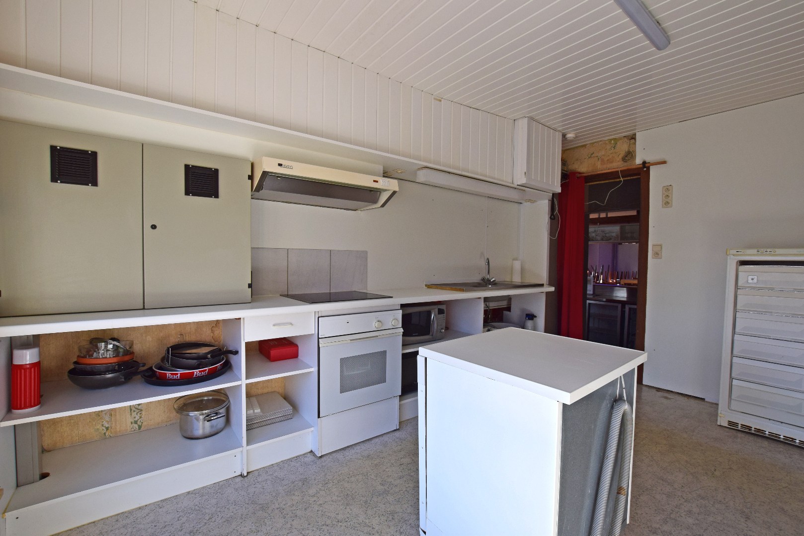 Uniek hoekpand met handelsruimte en woonst te Beerst (Diksmuide) op 470 m². 