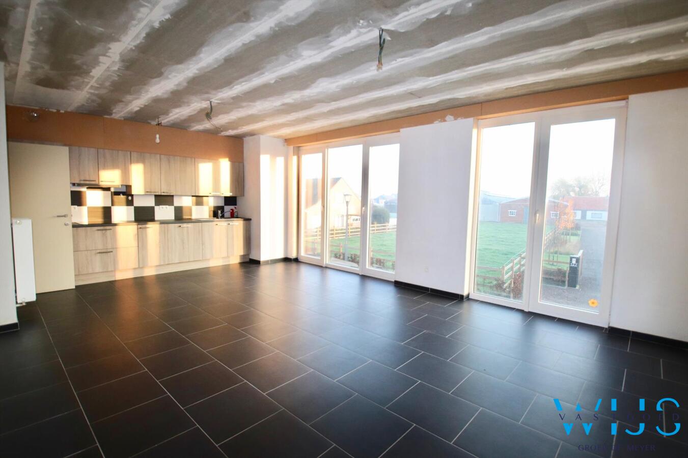 Recent tweeslaapkamer appartement met zonneterras &amp; garage te BASSEVELDE! 