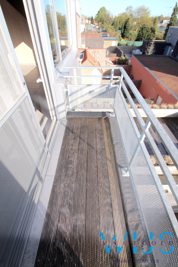 Zeer ruim lichtrijk appartement met 4 slaapkamers ! 