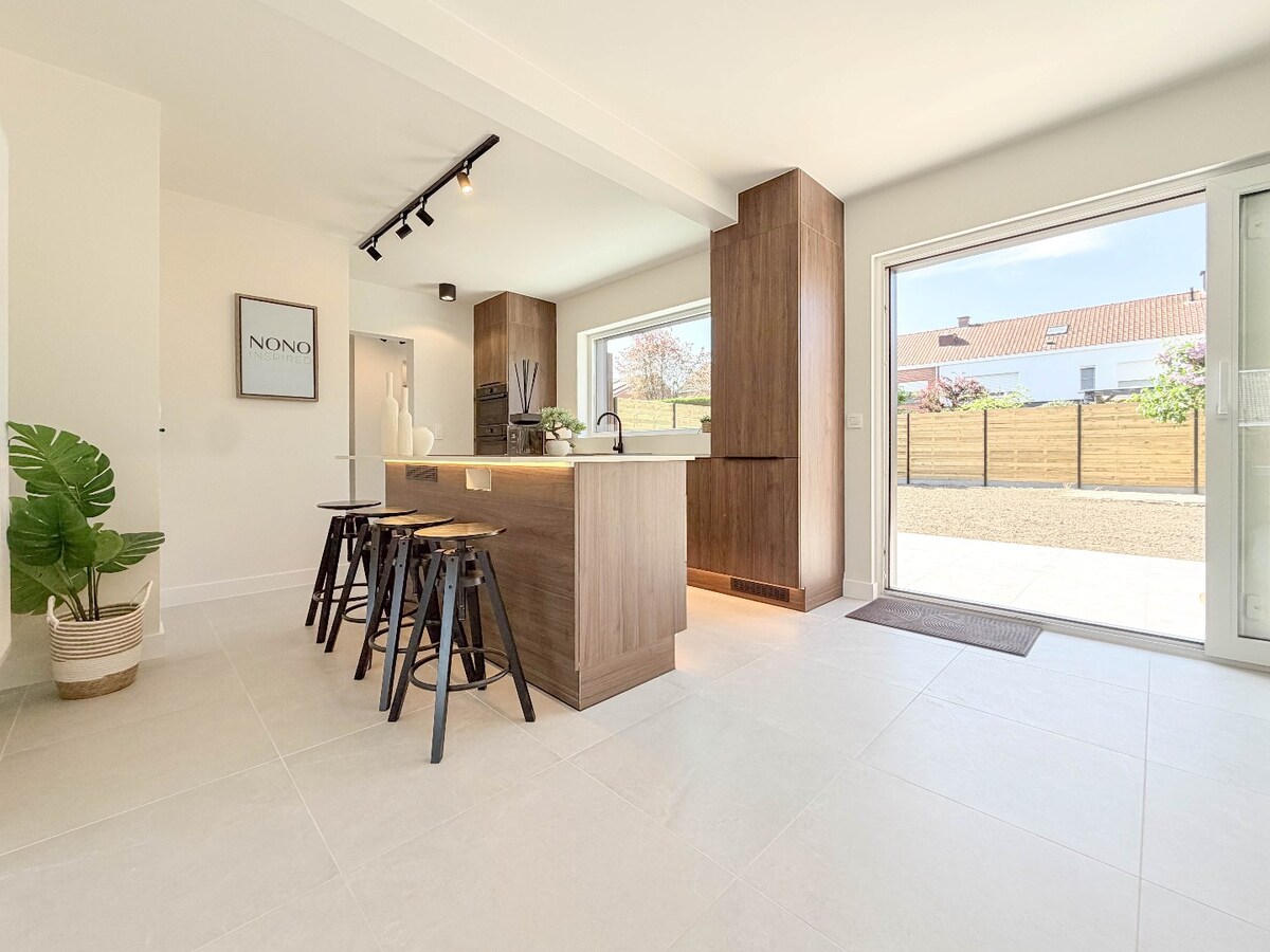 ABSOLUTE TOPPER !!!  Ontdek nu dit prachtige vernieuwde pand gelegen te Kortrijk/Heule ! *** NONO INSPIRED *** 