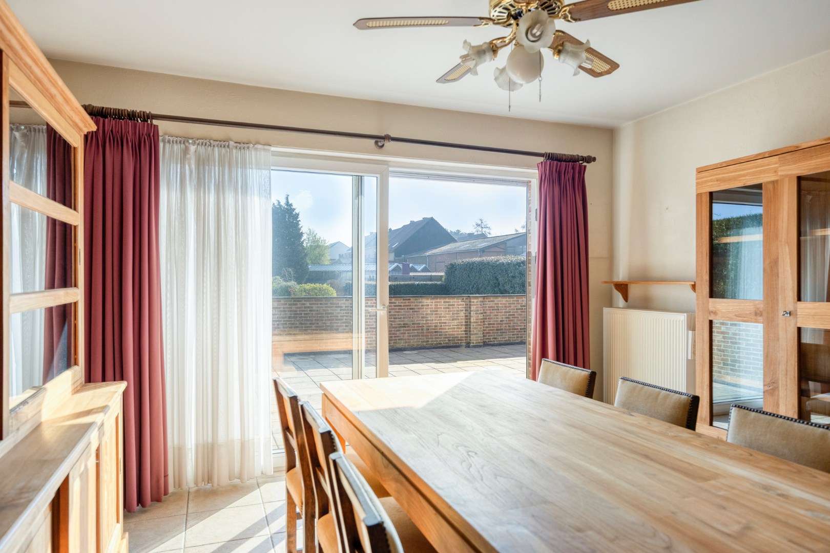 Gelijkvloers appartement met 3 slpk., ruim terras en ondergrondse garagebox in hartje Leopoldsburg 