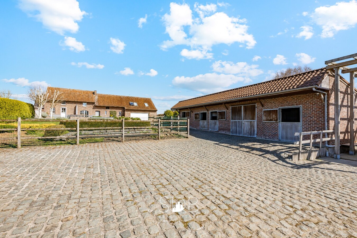 Landelijke woning met stalgebouw, buitenpiste en graslanden 