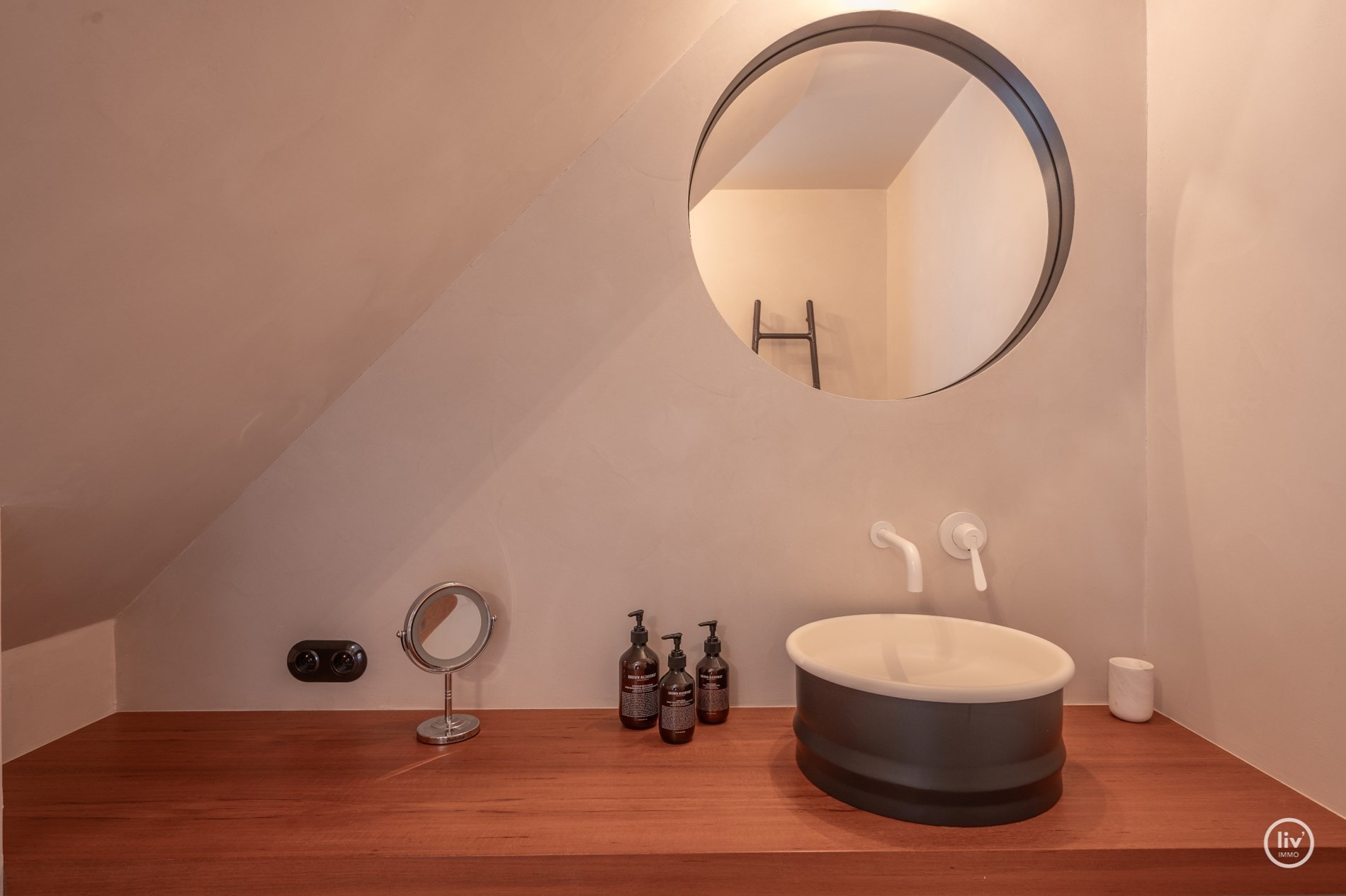 Uniek afgewerkt duplex dakappartement met mooie terrassen gelegen aan de zuidkant van de Kustlaan, vlakbij het Driehoeksplein. 