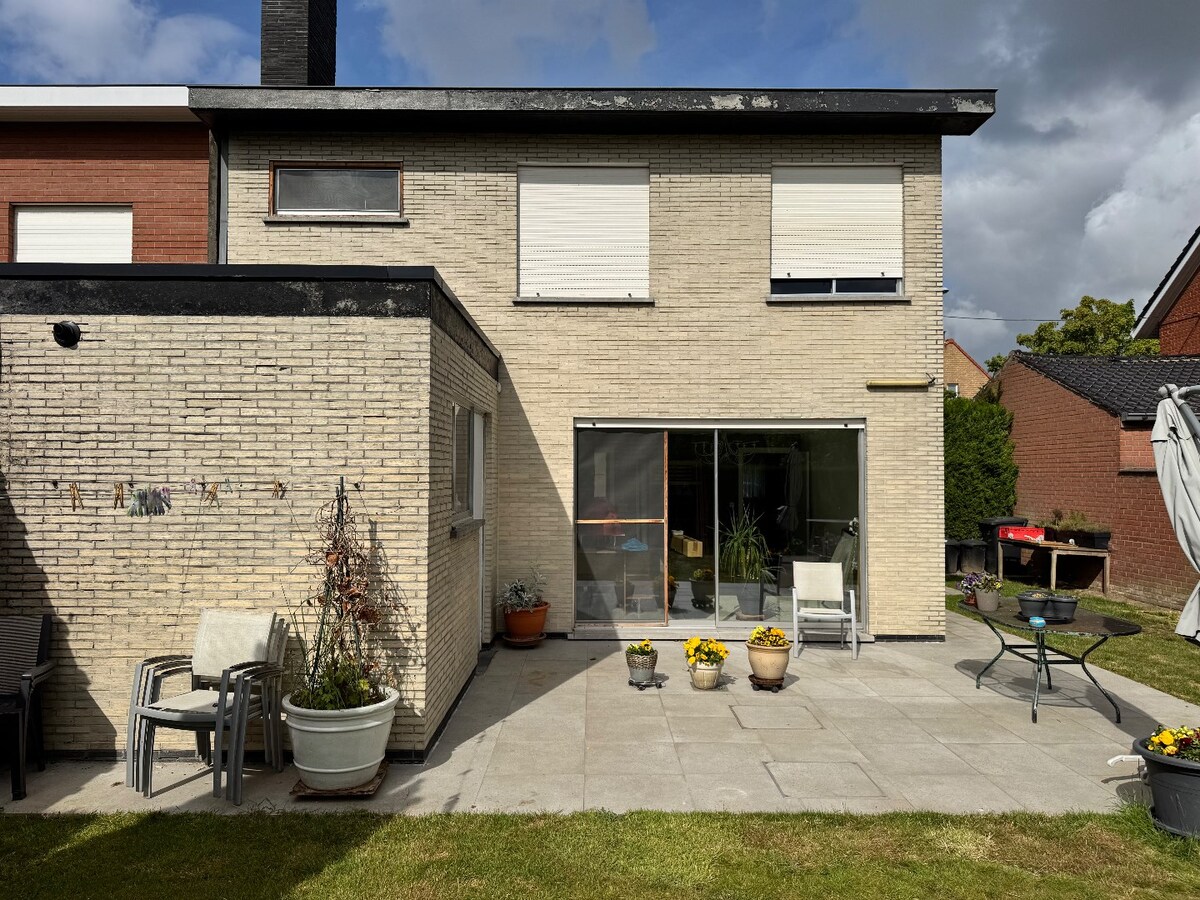 Woning met 4 slaapkamers en garage 