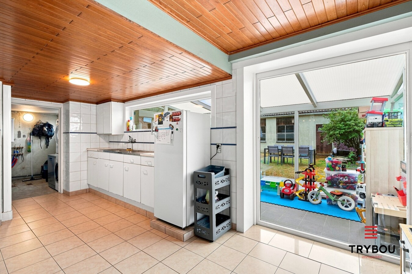 Uitstekende gelegen woning met loods en tuin! 