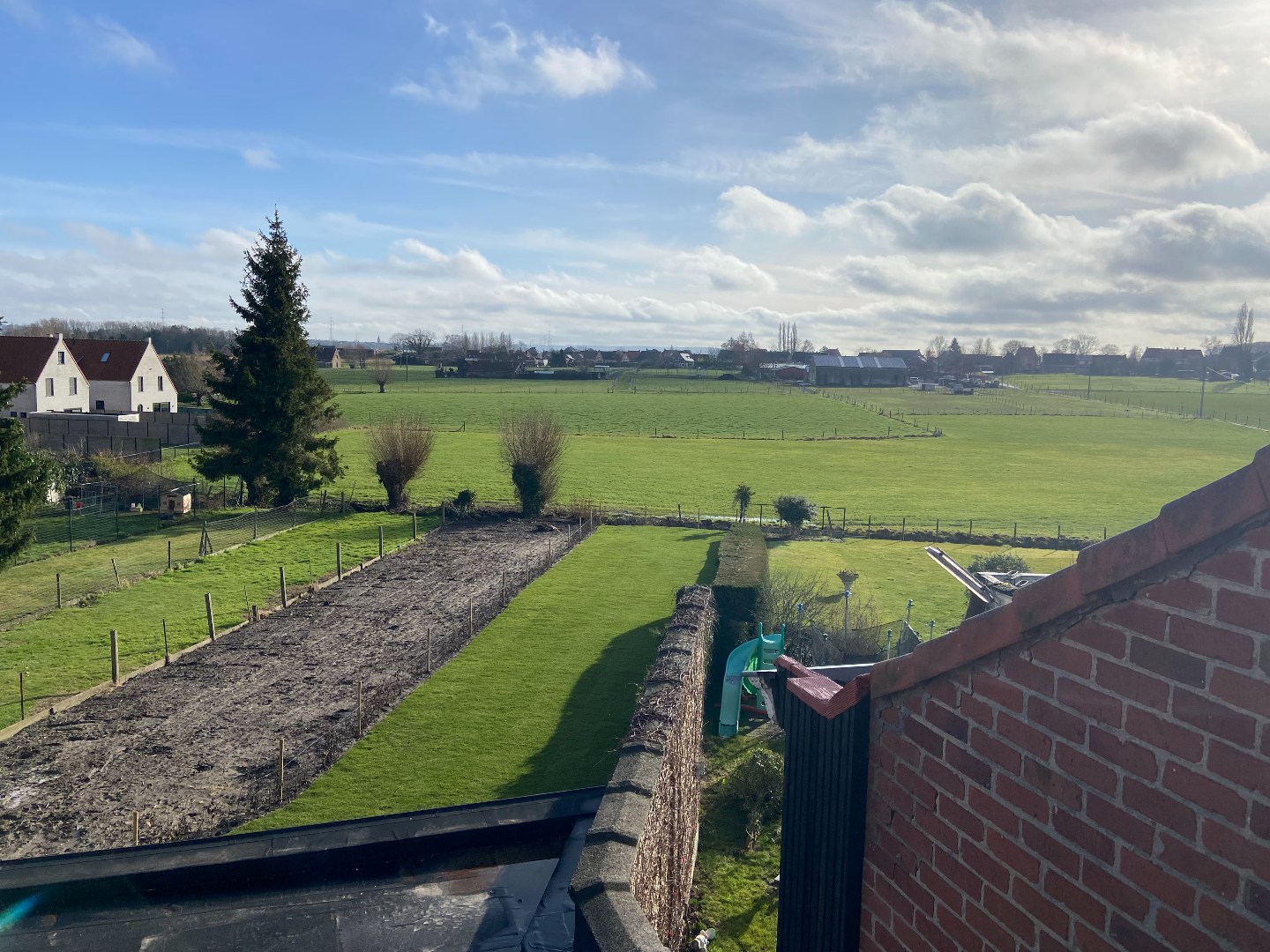 Volledig gerenoveerde centrumwoning in het hartje van Sint-Lodewijk op 442 m²! 