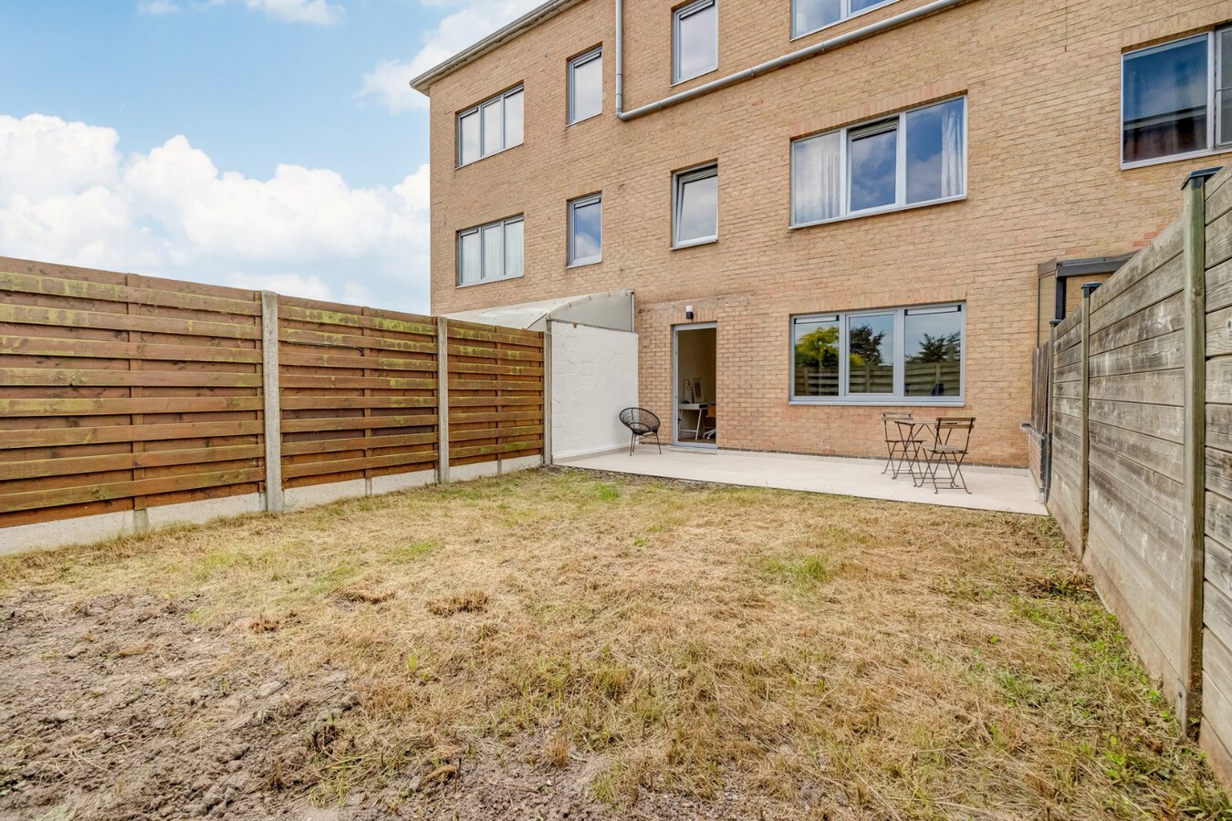 Gerenoveerd glvl appt met tuin te Kontich! 