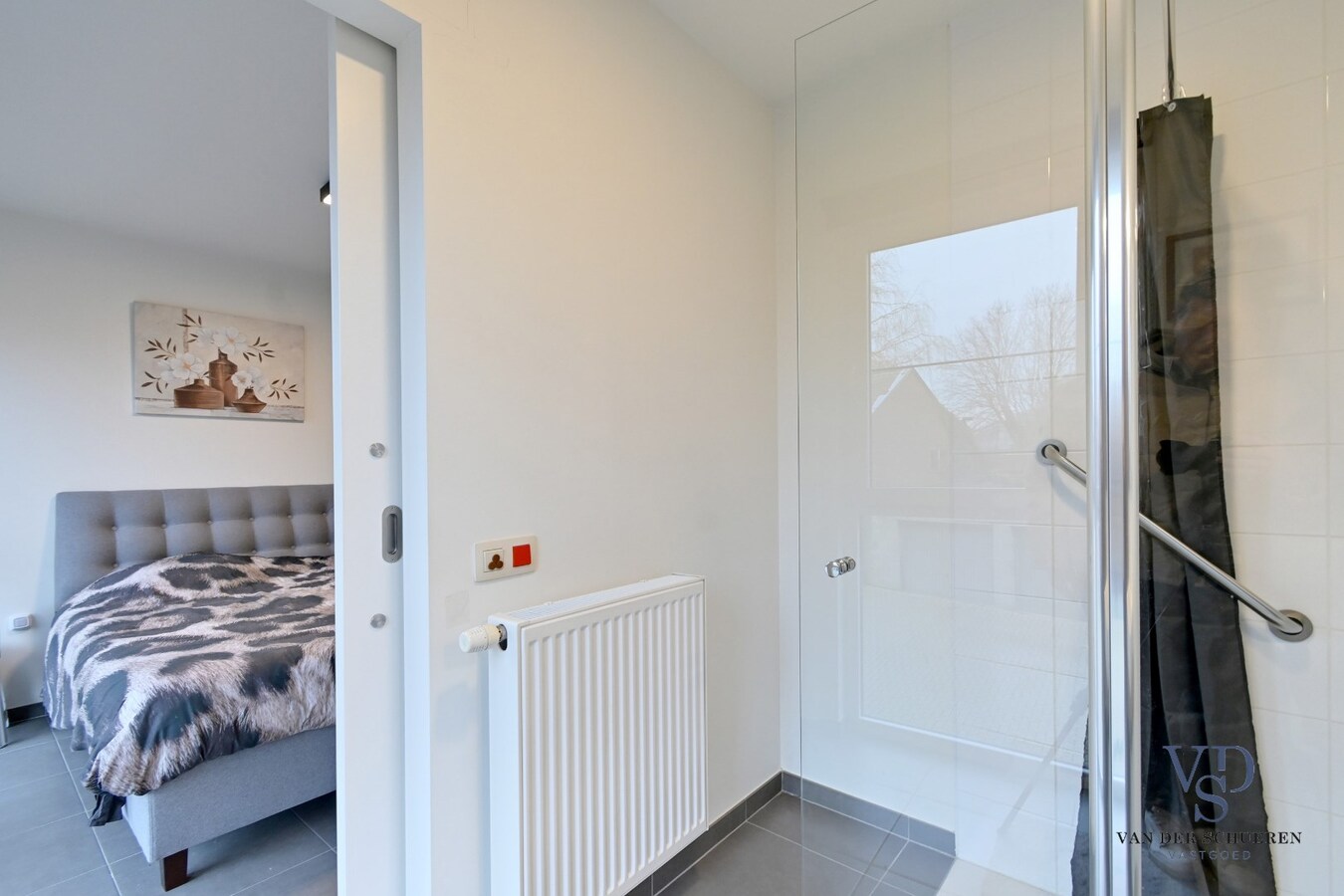 Ruime (!!) en recente assistentie-flat incl. overdekte staanplaats. 