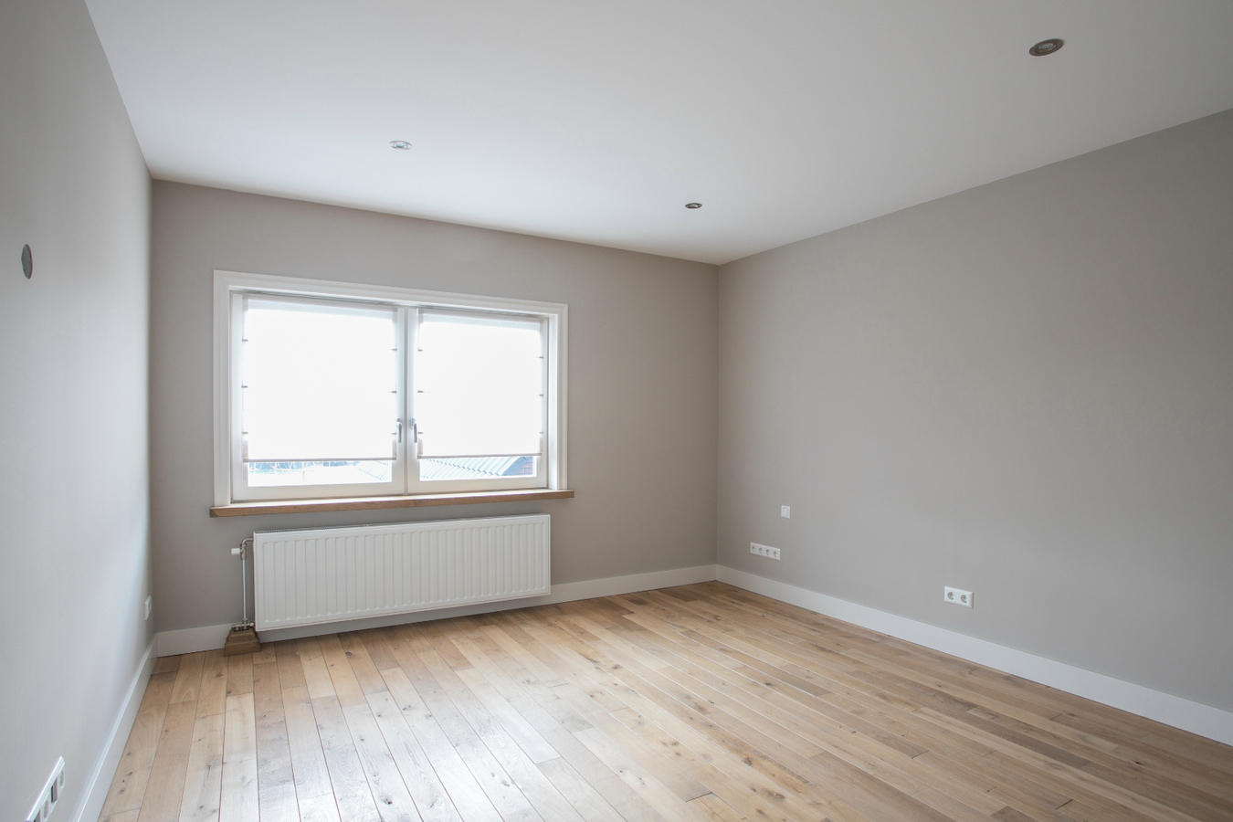 Vrijstaande, instapklare eengezinswoning met garage en carport afgewerkt in landelijke stijl. 