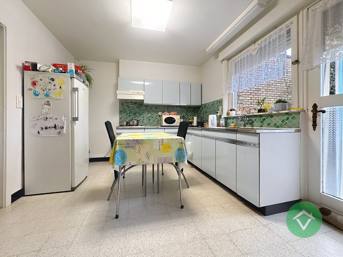 Ruime rijwoning met tuin, garage en 4 slaapkamers in Roeselare 