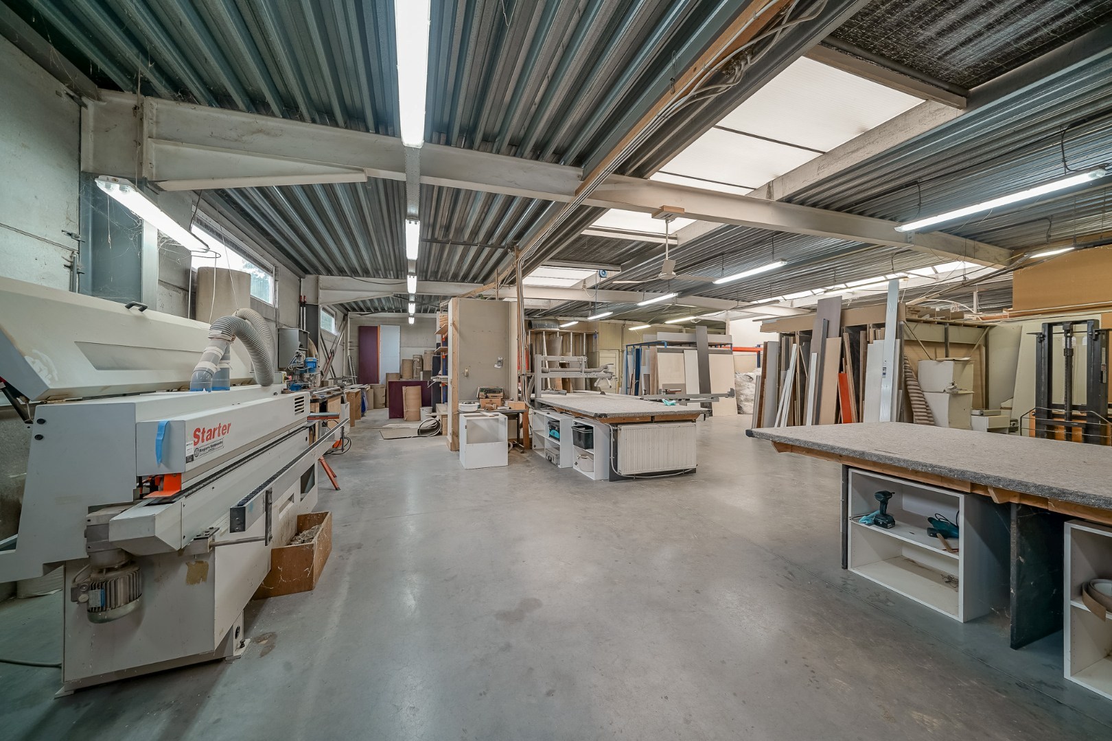 Winkelruimte met magazijn en woonst te Oostende 