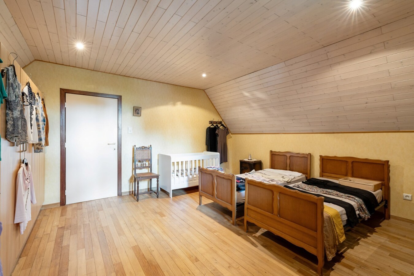 Ruim, karaktervol landhuis met parkachtige tuin op perceel van 16a29ca. 