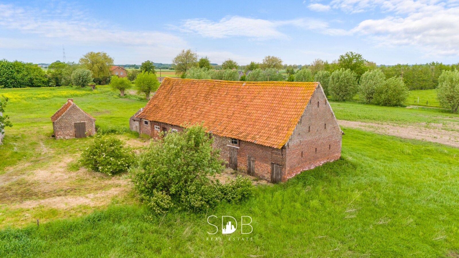 Prachtige hofstede met hoeve, bakhuisje, schuur en graslanden op circa 2,2 HA 