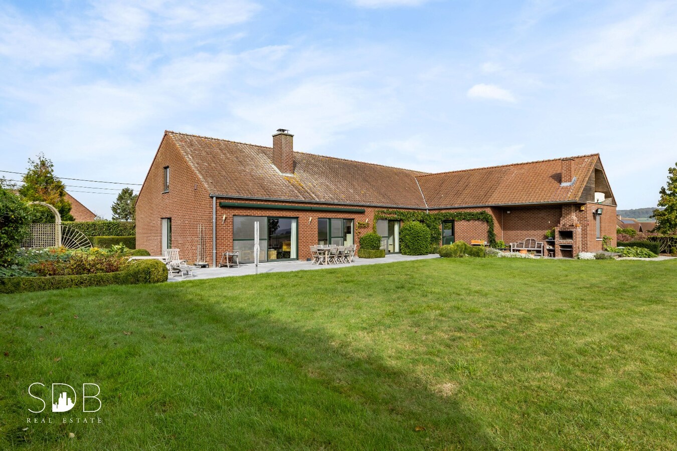 Hedendaagse gezinswoning met aanpalende graslanden en stallen op 5.030m² 