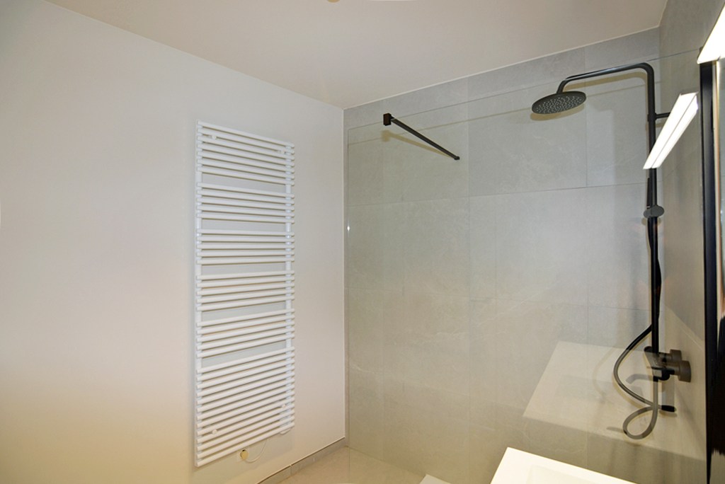 Gelijkvloers nieuwbouwappartement 124 m² met 2 slpk, tuintje en 2 autostandplaatsen. 
