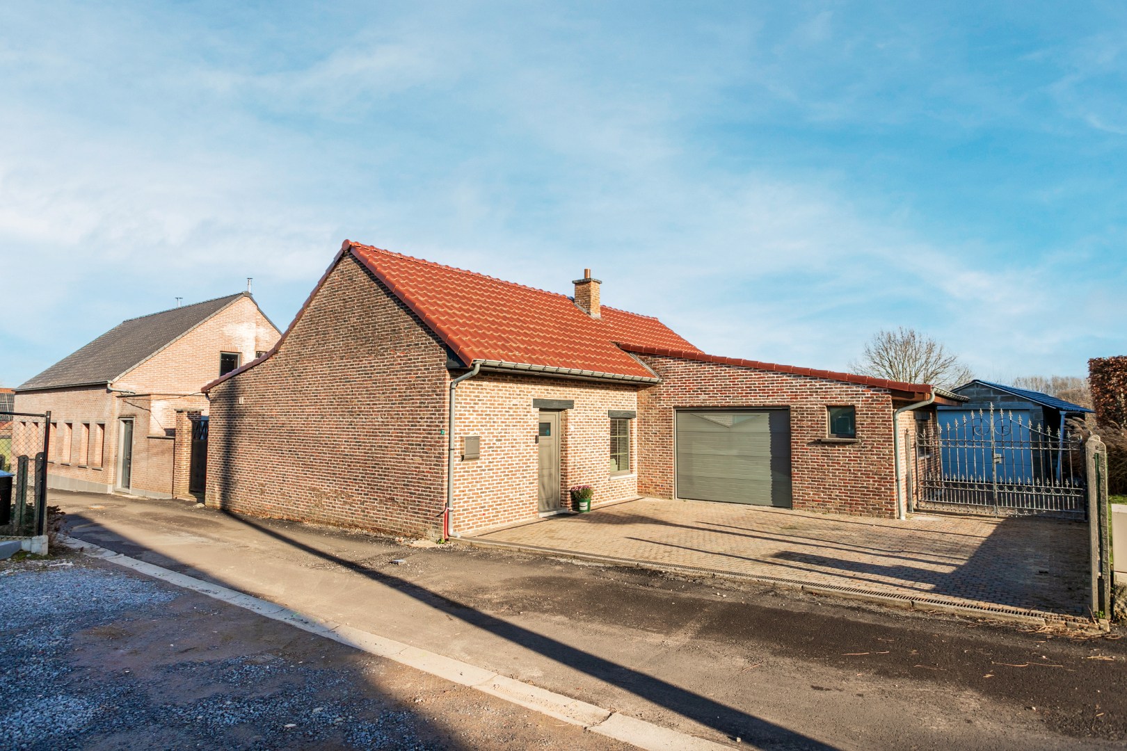 Instapklare woning met 3 slaapkamers, tuin en 2 garages. 