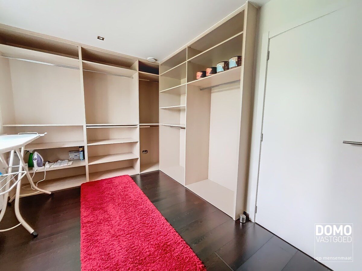 MODERNE OPEN BEBOUWING MET TUIN, INPANDIGE GARAGE EN 2 SLAAPKAMERS TE STOKROOIE 