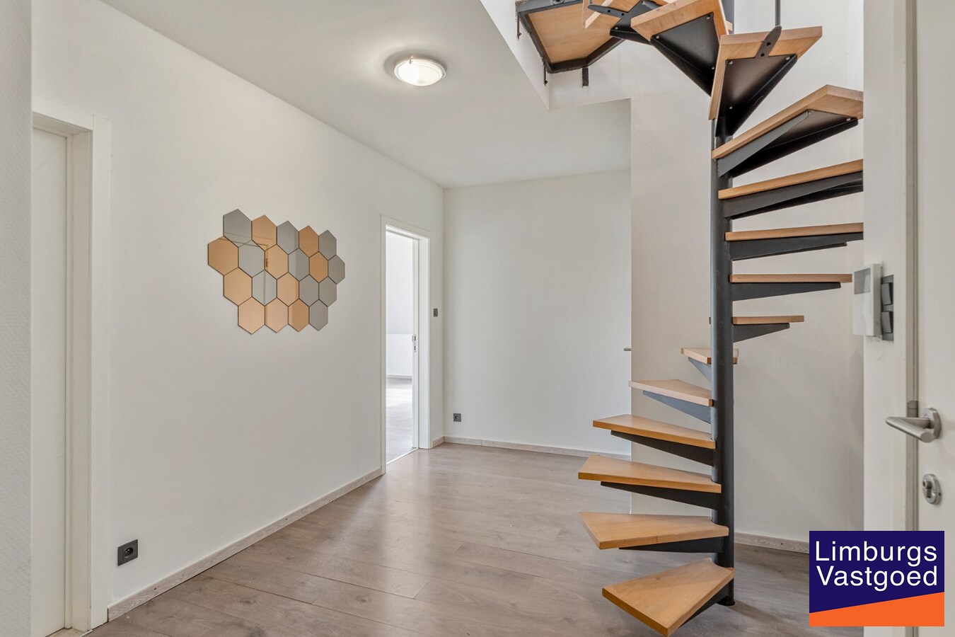 Recent gerenoveerd Duplex appartement met 3 slaapkamers en garagebox in het centrum van Hasselt. 