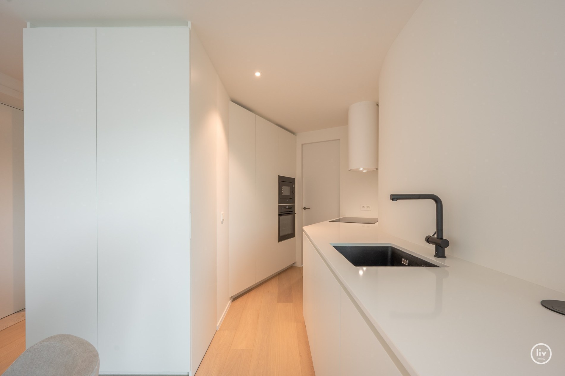 Duplex-appartement te koop in het prestigieuze en architectonisch nieuwbouwproject ‘Heldentoren’, gelegen aan het Heldenplein te Heist met frontaal zicht op de zeedijk en Zee nabij de talrijke winkels 