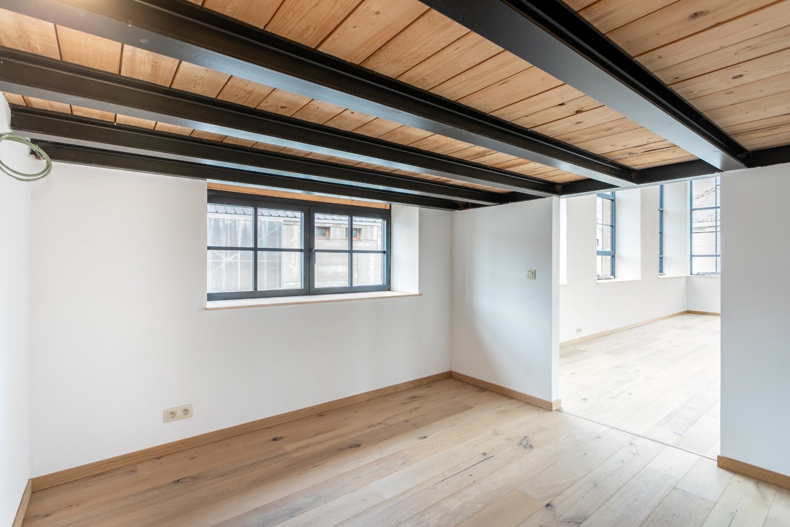 Opbrengsteigendom met gerenoveerde loft (EPC B) en atelier (100m²) naast het station van Braine-le-Comte 