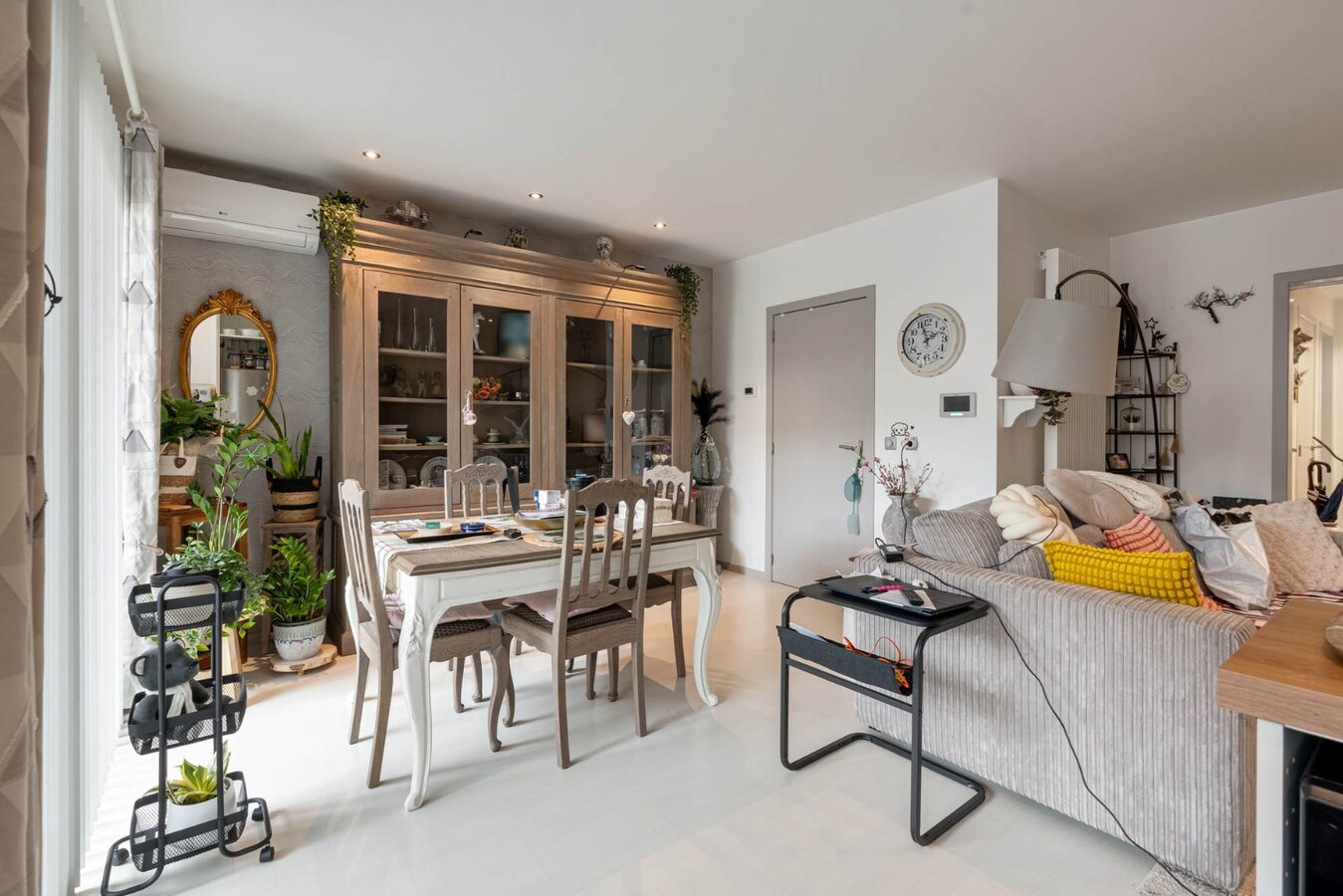 Gelijkvloers INVESTERINGSAPPARTEMENT vlakbij centrum met fraai terras en autostandplaats. 