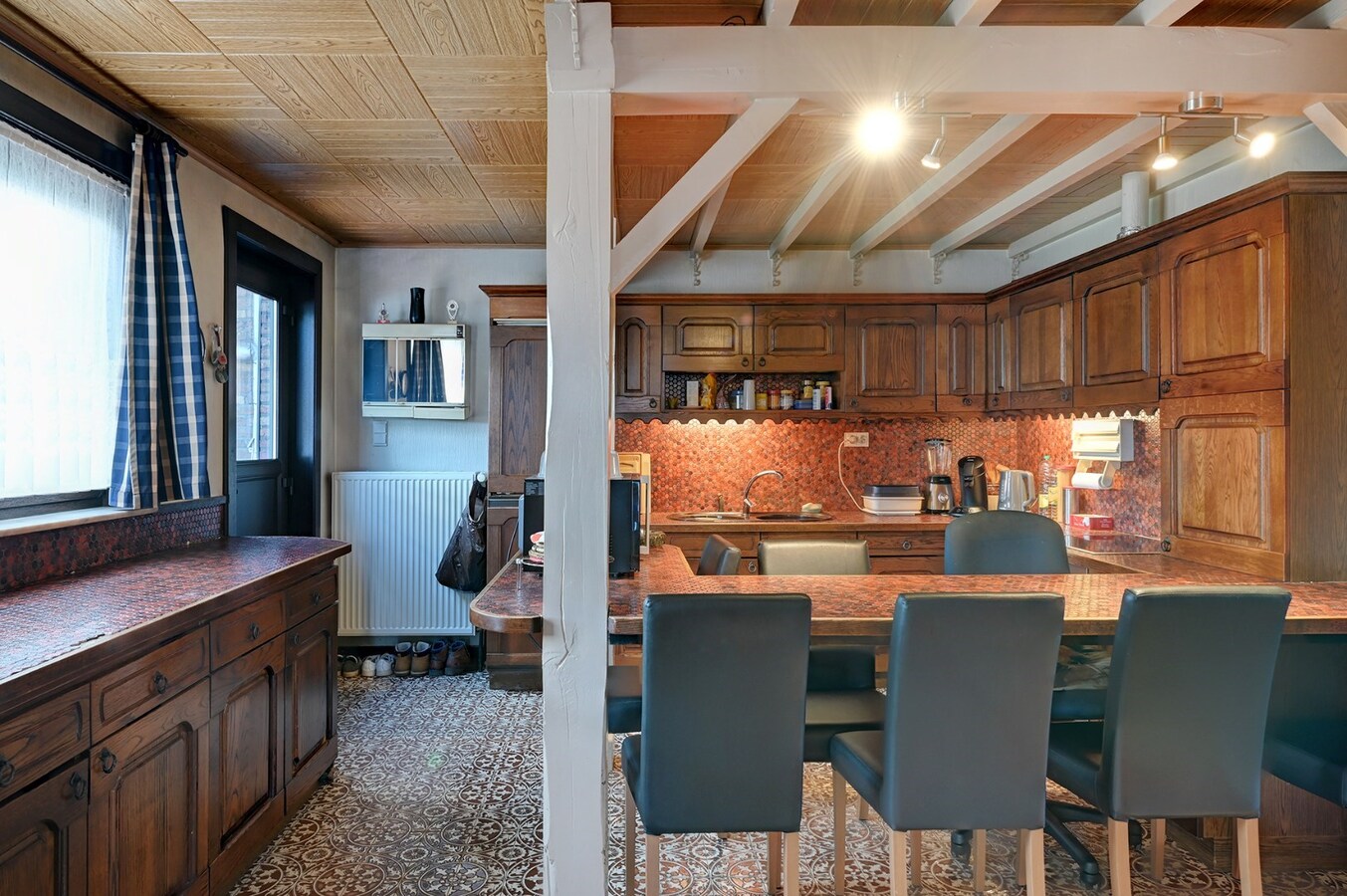 Ruime gelijkvloerse woning met dubbele garage 