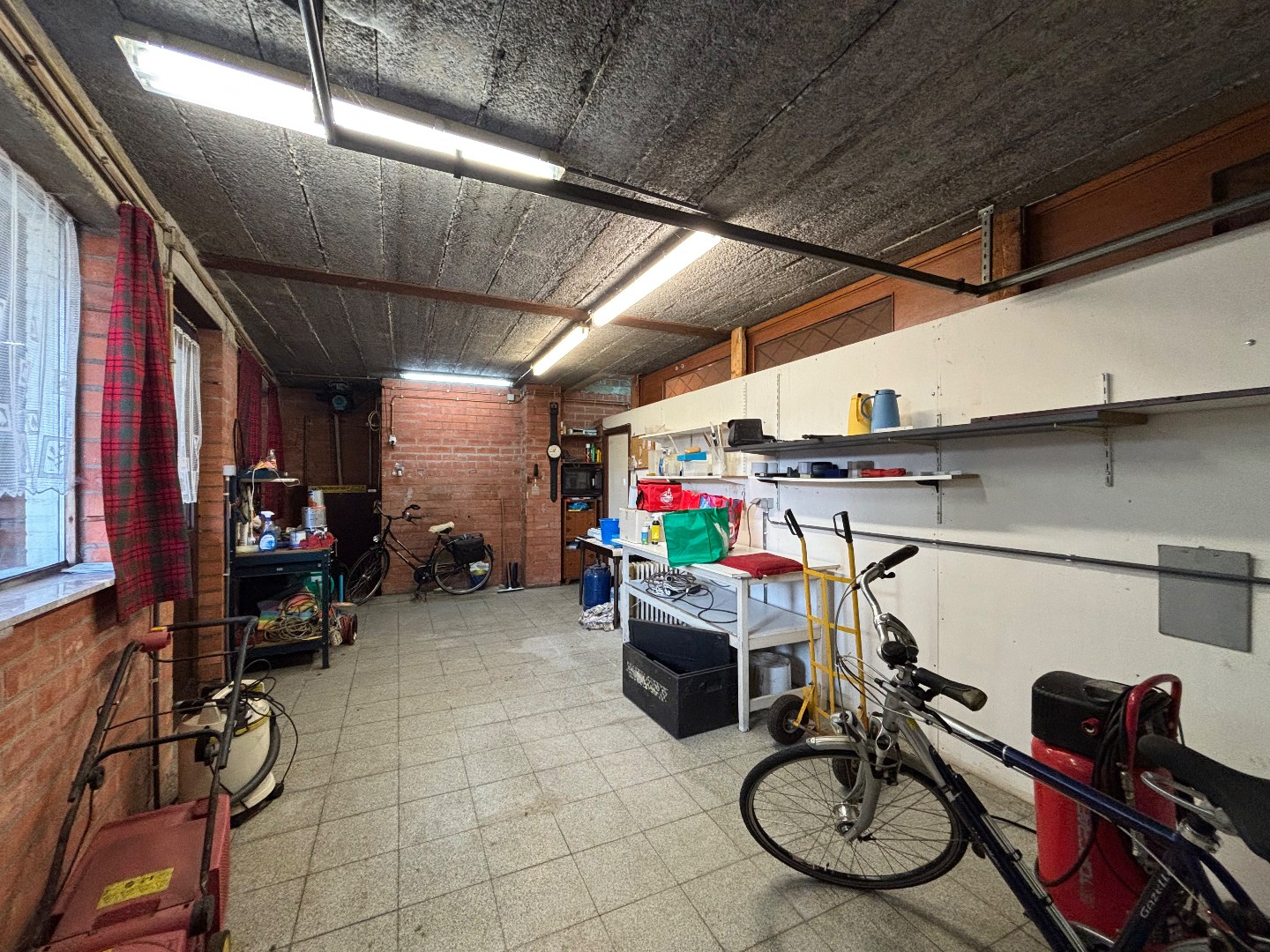 Gelijkvloerse woning met 2 slpk., garage en carport nabij centrum Mol 