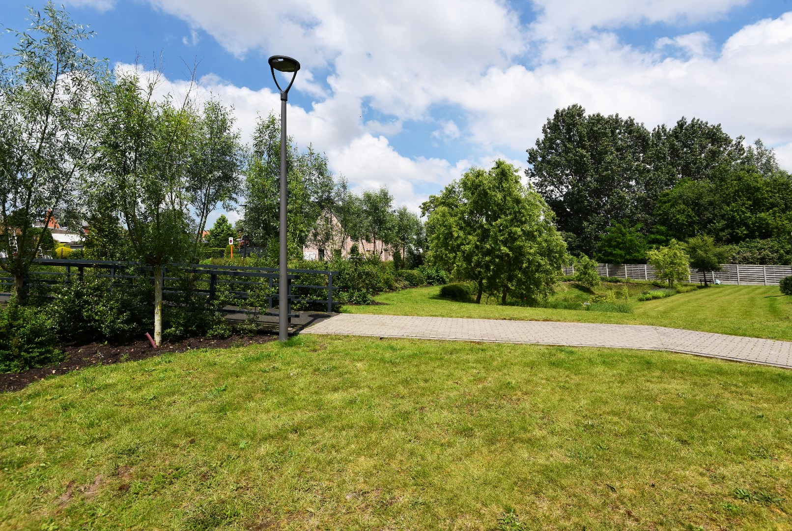 Recente woning met 3 slpks, tuin en 2 parkeerplaatsen te centrum Maldegem 