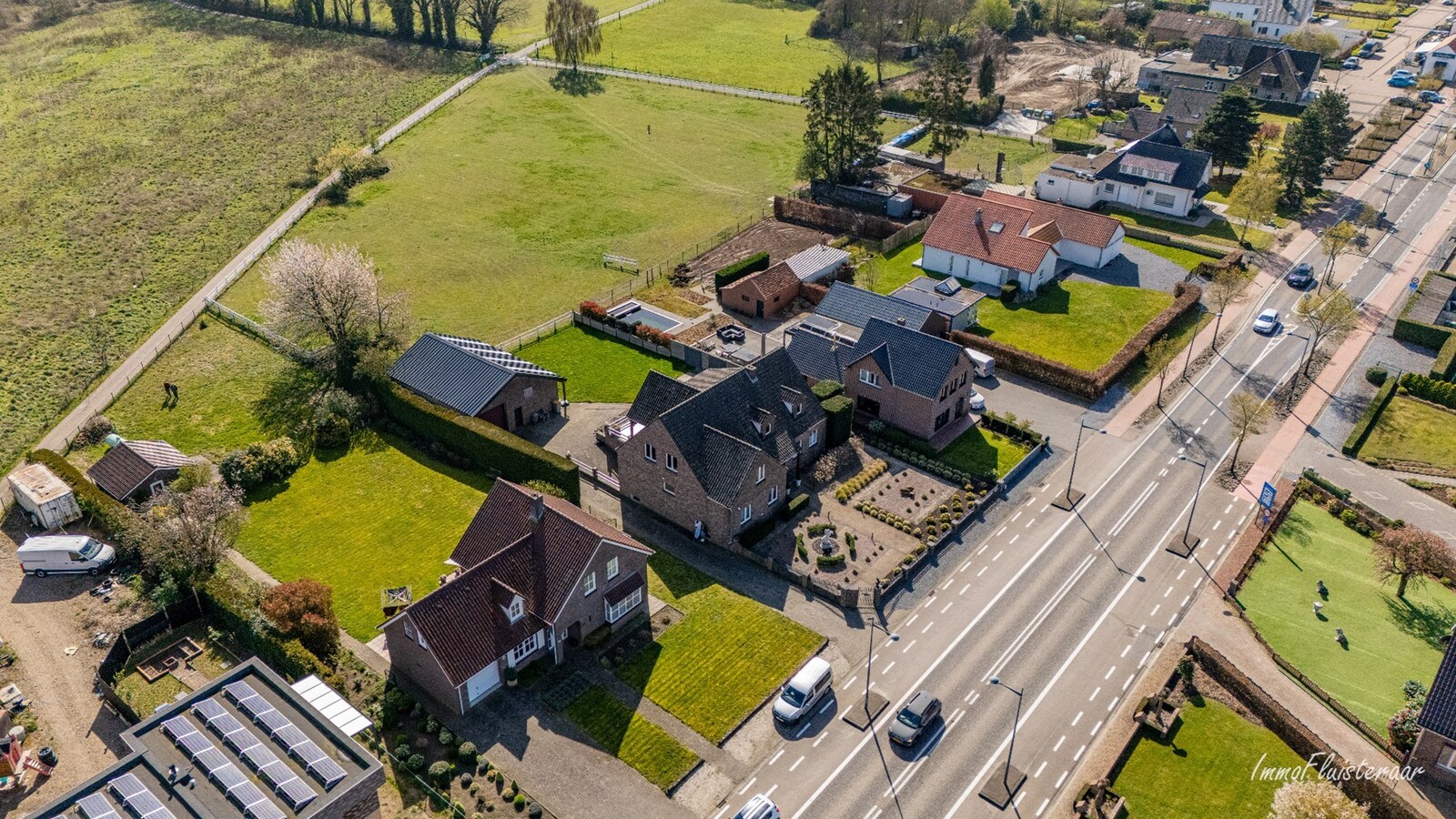 Ruime woning met paardenstallen op ca. 85 are te Kinrooi 