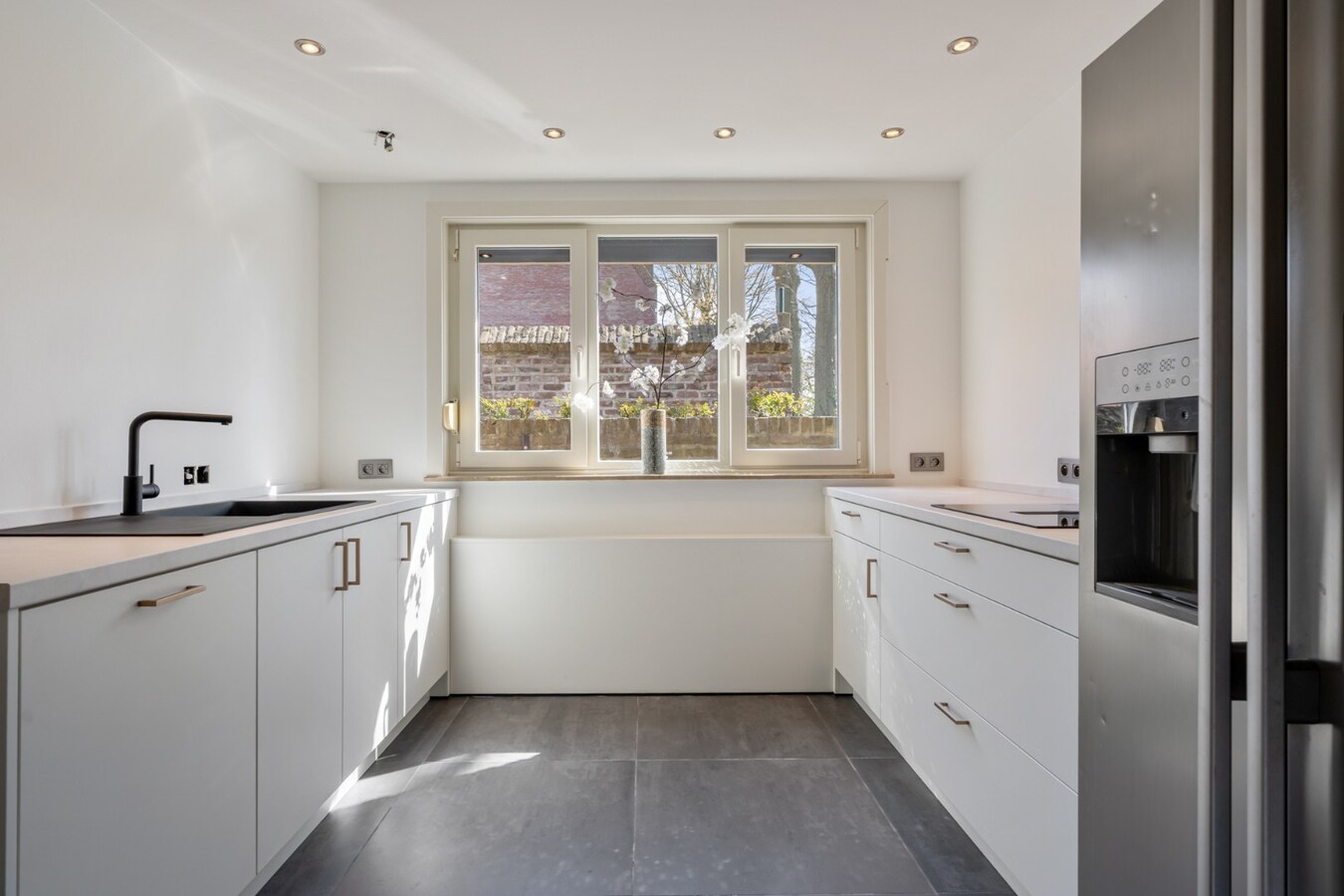 Gezellige, instapklare stadswoning in het centrum van Maaseik grenzend aan de groene wal! 