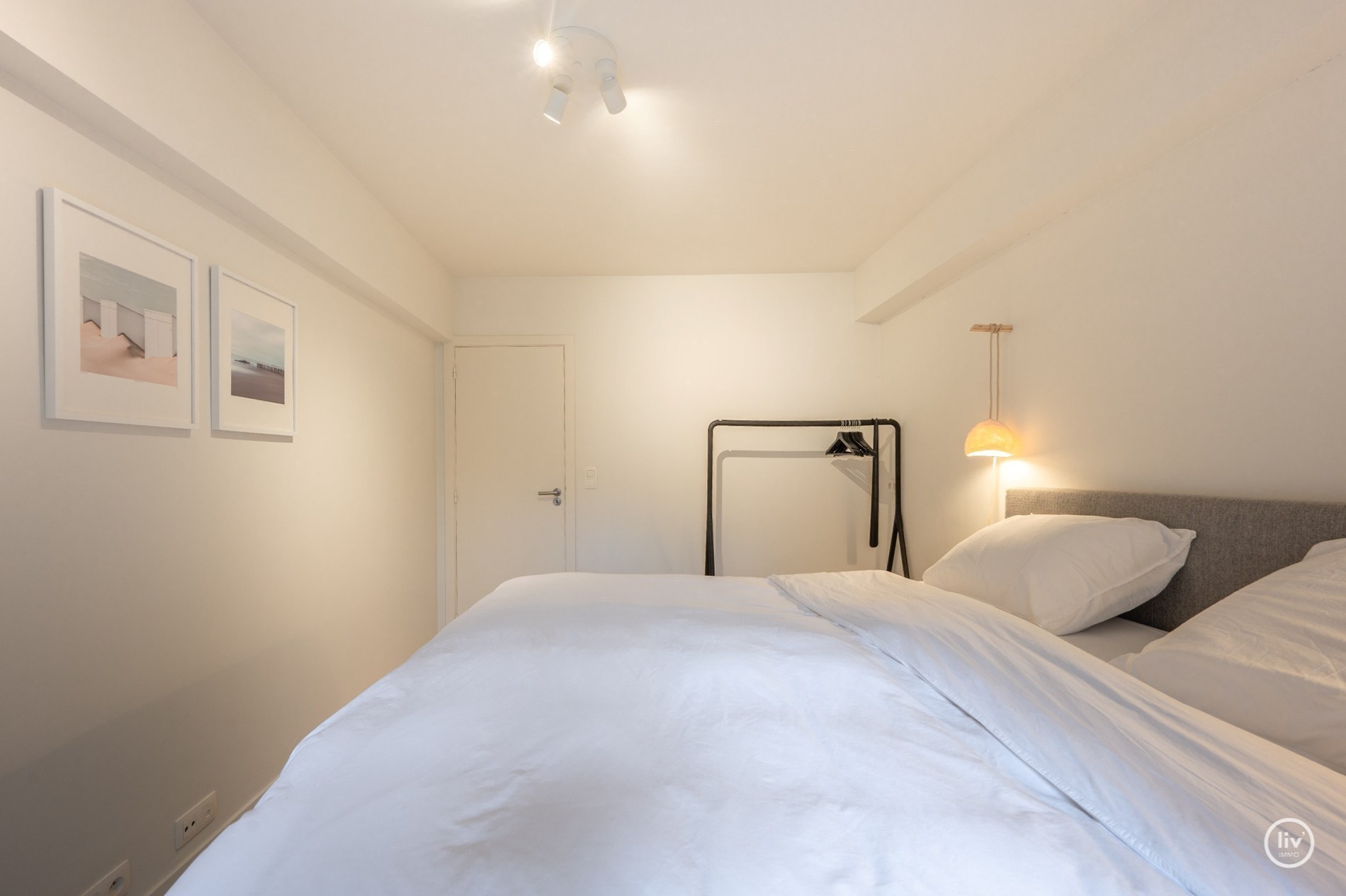 Mooi gerenoveerd appartement met 3 slaapkamers gelegen vlakbij de Kustlaan te Knokke. 