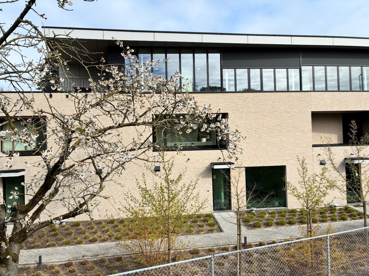 Nieuwbouwwoning op 50m van tramhalte - met terras en tuin ! 