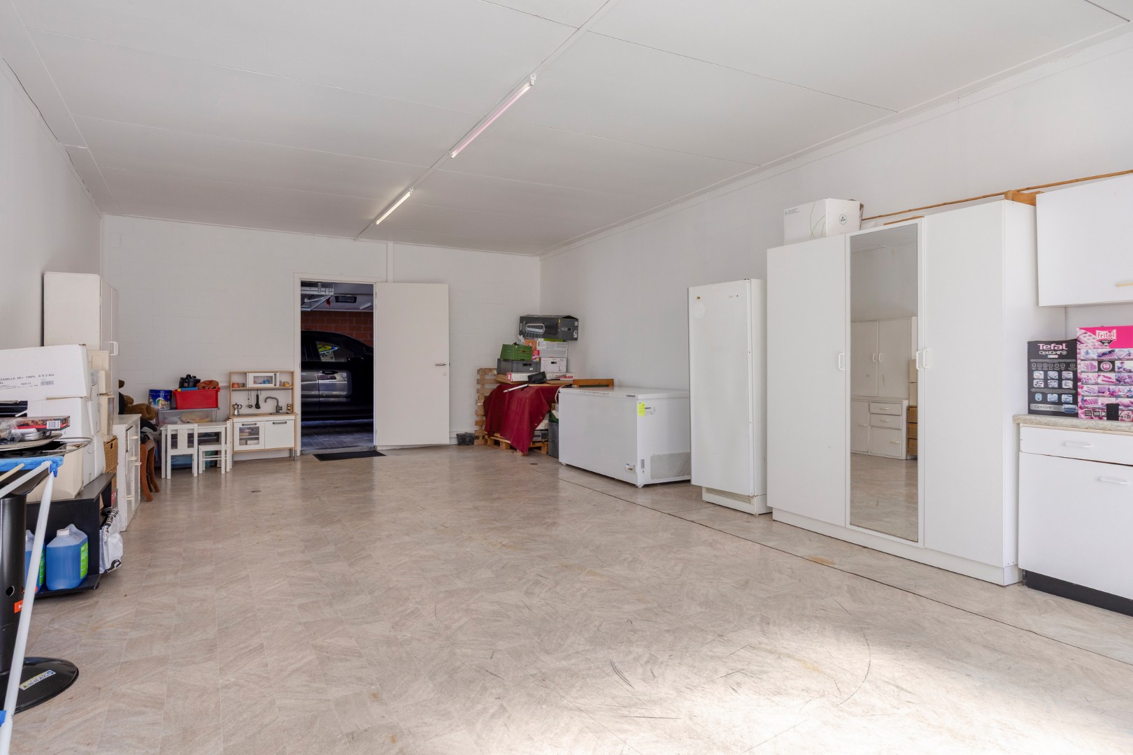 Ruime handelswoning met 2 slpk., dubbele garage en 2 staanplaatsen in centrum Mol 