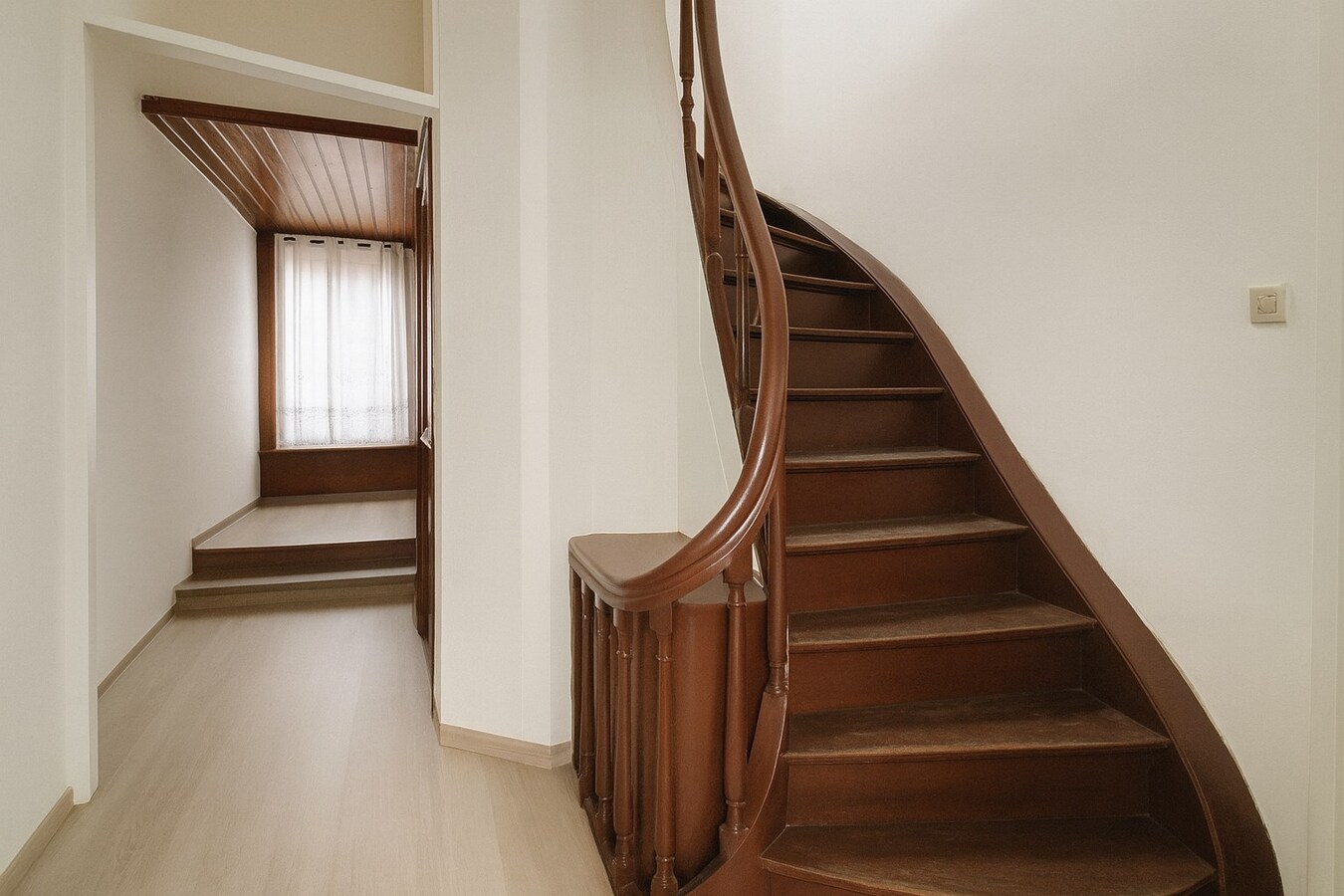 Uniek handelshuis met voormalig café en twee duplexappartementen te koop op toplocatie in het hart van Sint-Niklaas! 