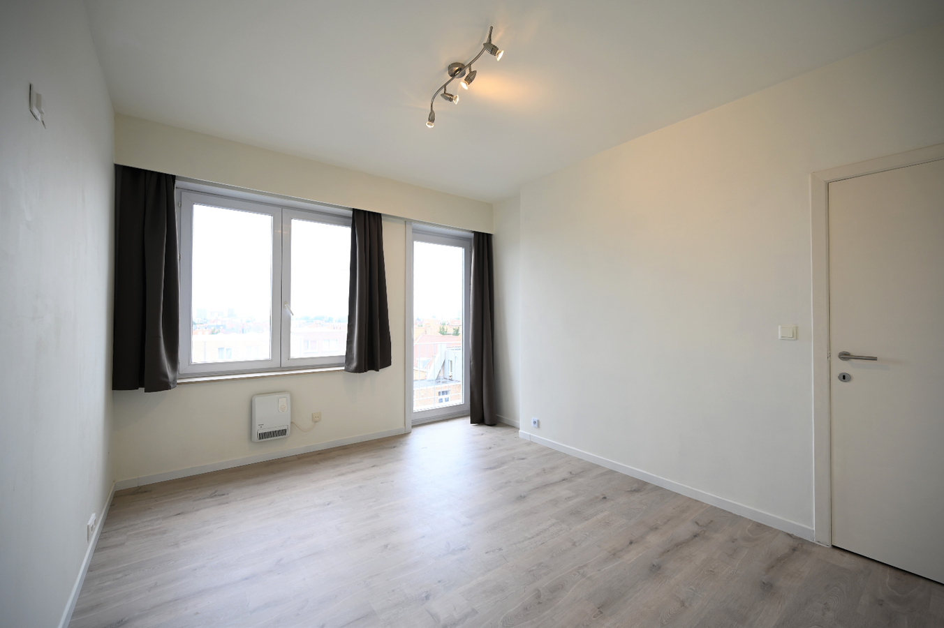 STIJLVOL GERENOVEERD DRIESLAAPKAMERAPPARTEMENT OP CENTRALE LIGGING 