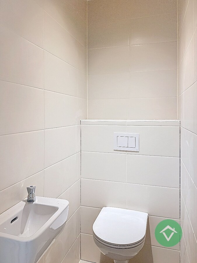 Volledig geschilderd Instapklaar appartement met garage in centrum Koekelare 