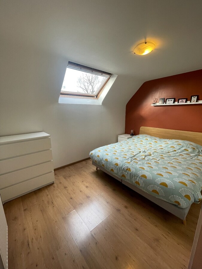 Verzorgde bel-etagewoning met 3 slpk, terras, patio  en garage nabij het centrum van As. 