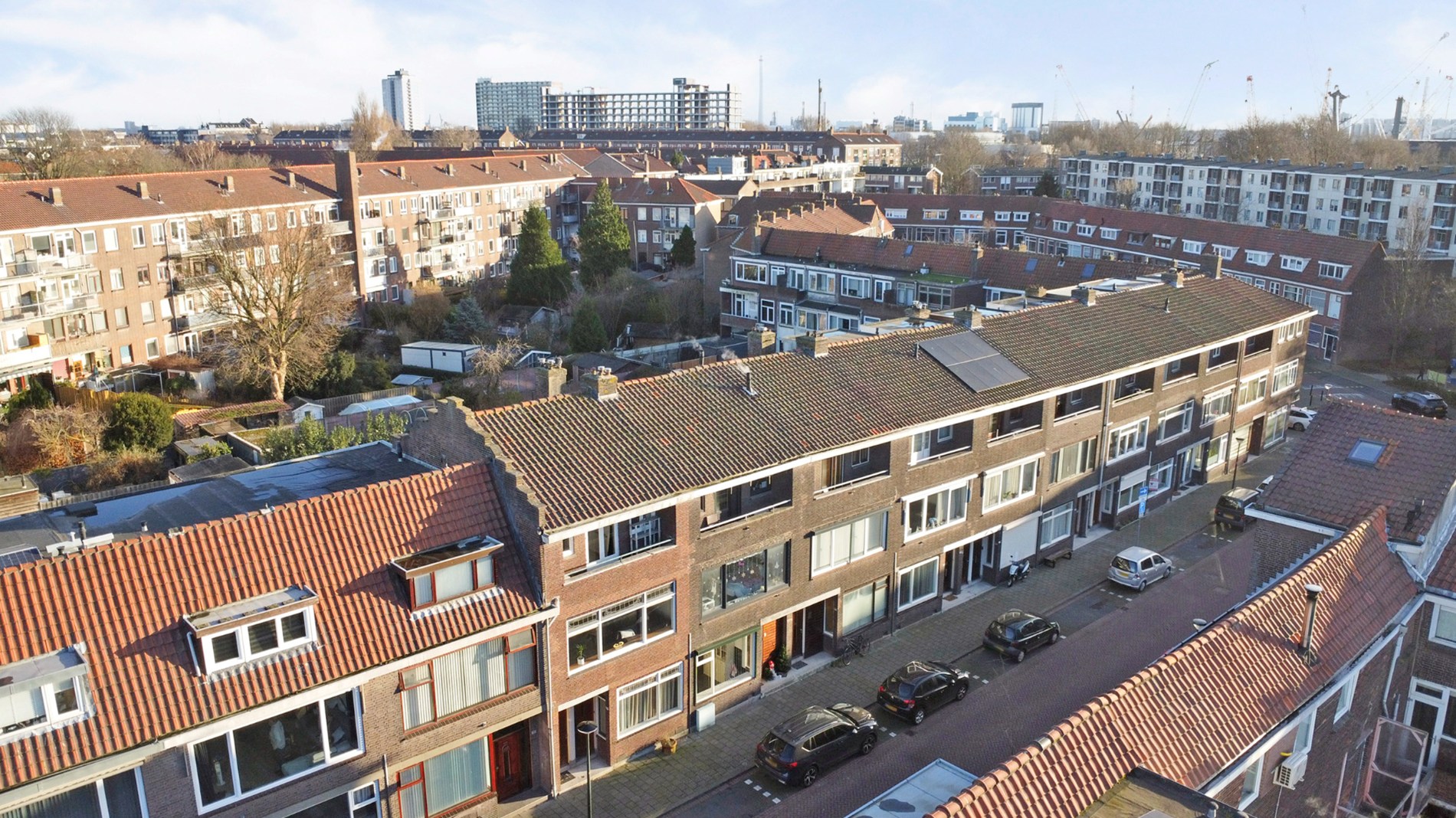 Ruime dubbele bovenwoning met drie slaapkamers, berging en de mogelijkheid tot het realiseren van een extra vierde slaapkamer. 