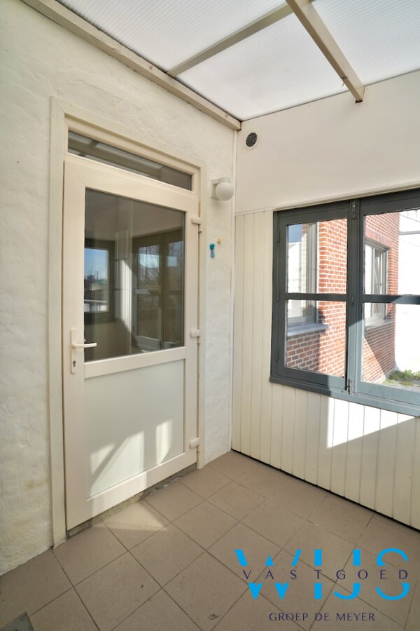 Zeer ruim en stevig woonhuis MET garage te Rieme ! 