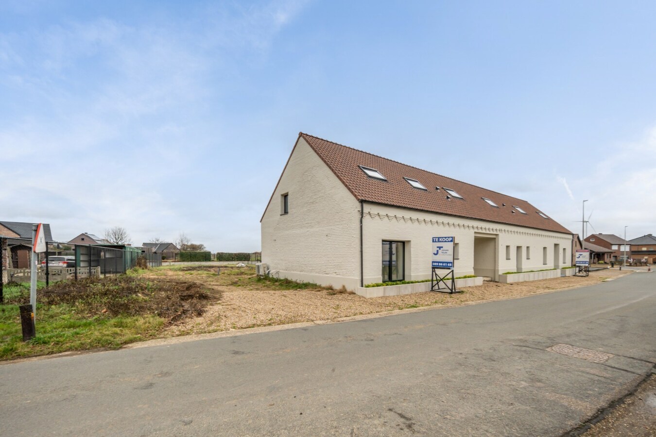 Exclusieve, volledig afgewerkte halfvrijstaande woning na transformatie van bestaande hoeve naar 2 BEN-woningen! 