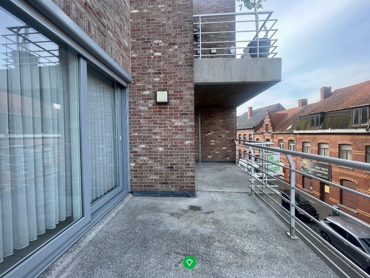 Appartement met 2 slaapkamers, terras en garage te centrum Roeselare 