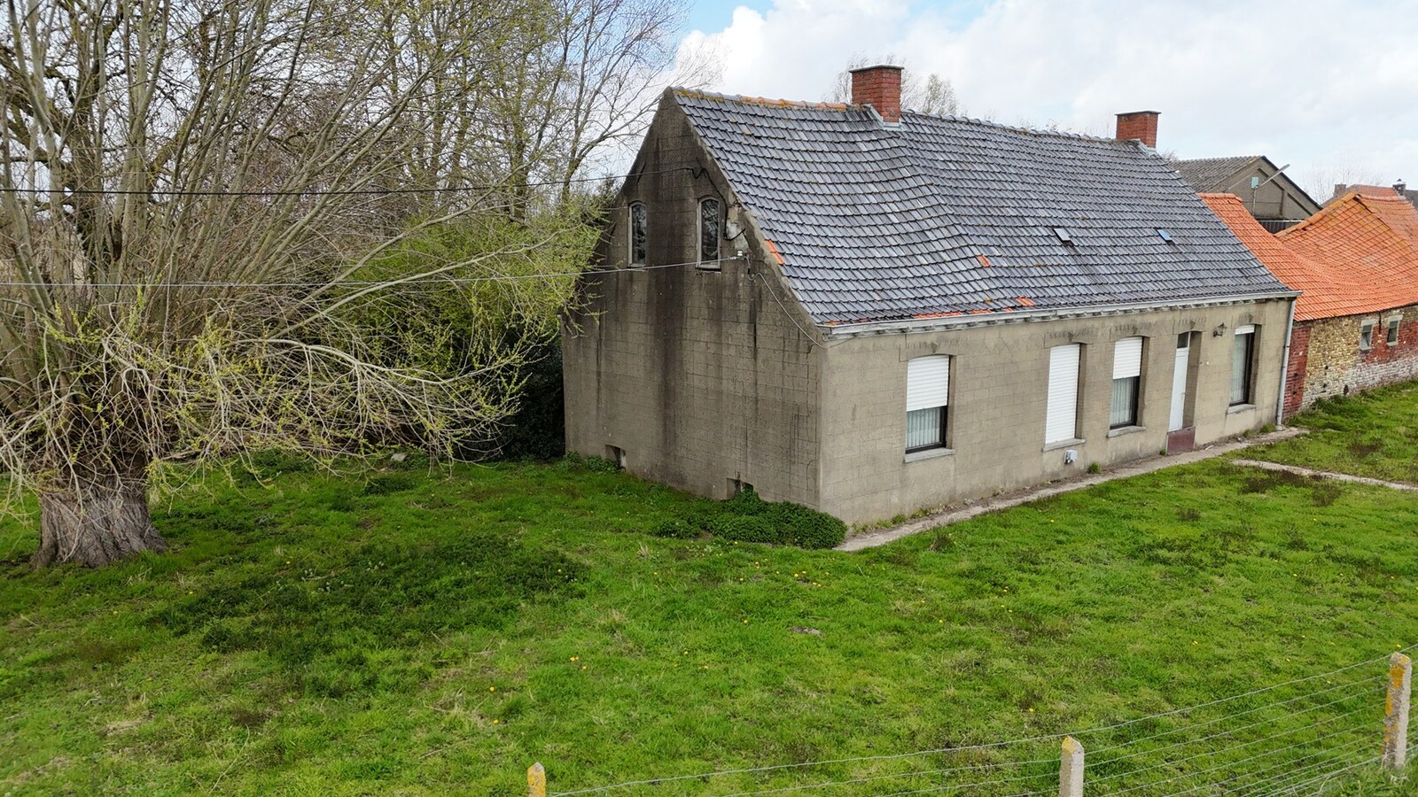 Rustig gelegen alleenstaande woning met loods en schuur te Kortemark 