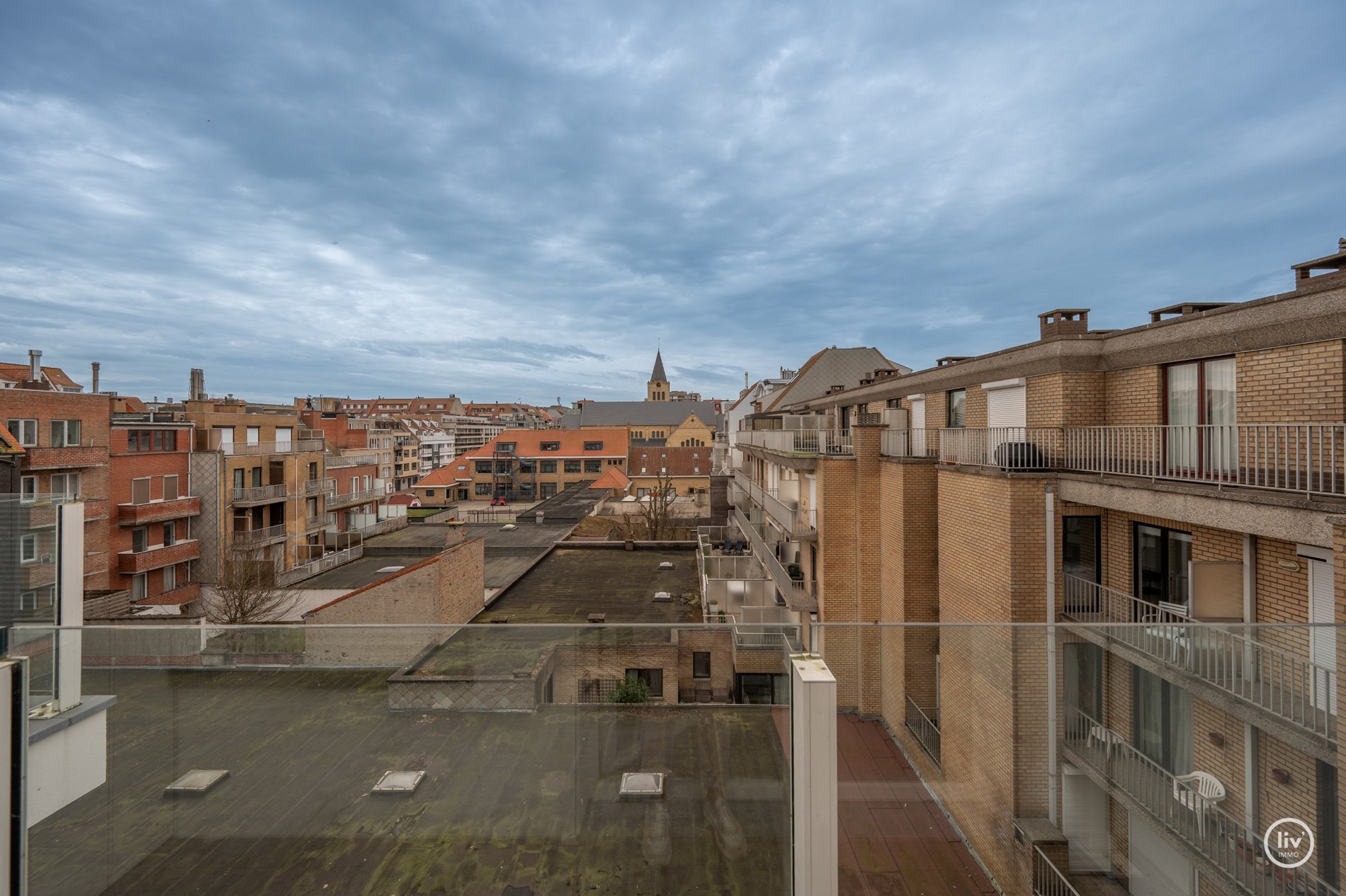Penthouse ensoleillé avec de grandes terrasses dans un emplacement de premier choix près de l'avenue Dumortier et de l'avenue Lippens 🌟 